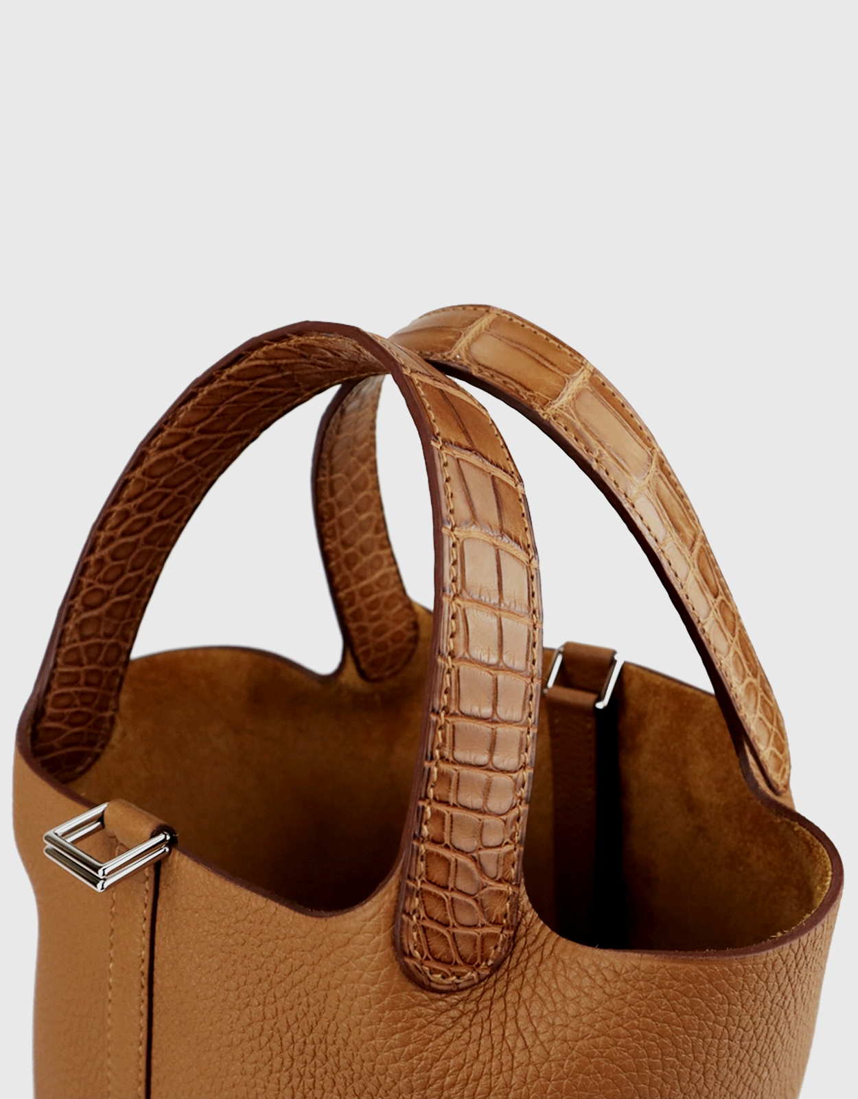 Hands free! With this strap, you can carry the Hermes Picotin bag as