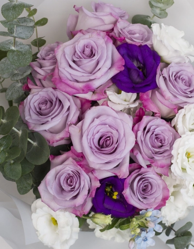 紫色的身影鮮花花束