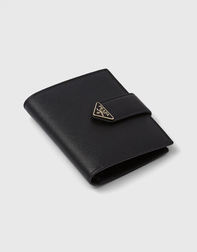 Saffiano 皮革琺瑯三角形徽標雙折短夾