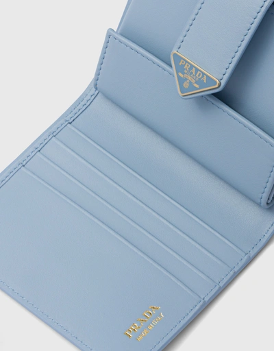 Saffiano 皮革琺瑯三角形徽標雙折短夾