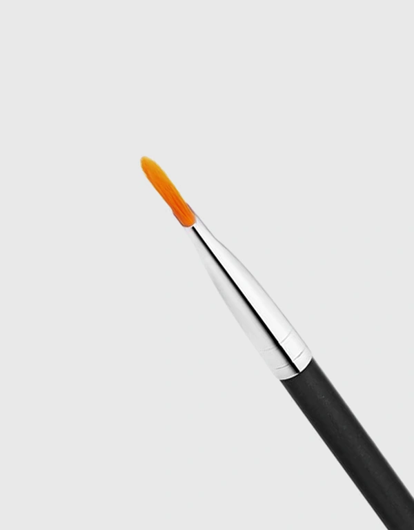 MAC Cosmetics 195 Concealer Brush 