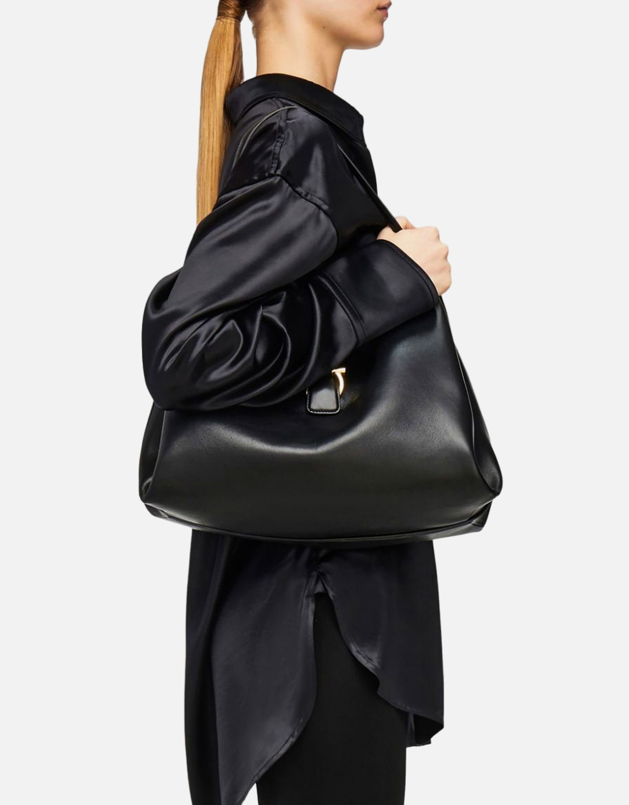 年末年始お値下げ！新品！【SalvatoreFerragamo】レザーバッグ Salvatore Ferragamo 大型カーフスキンレザートートバッグ (すべての