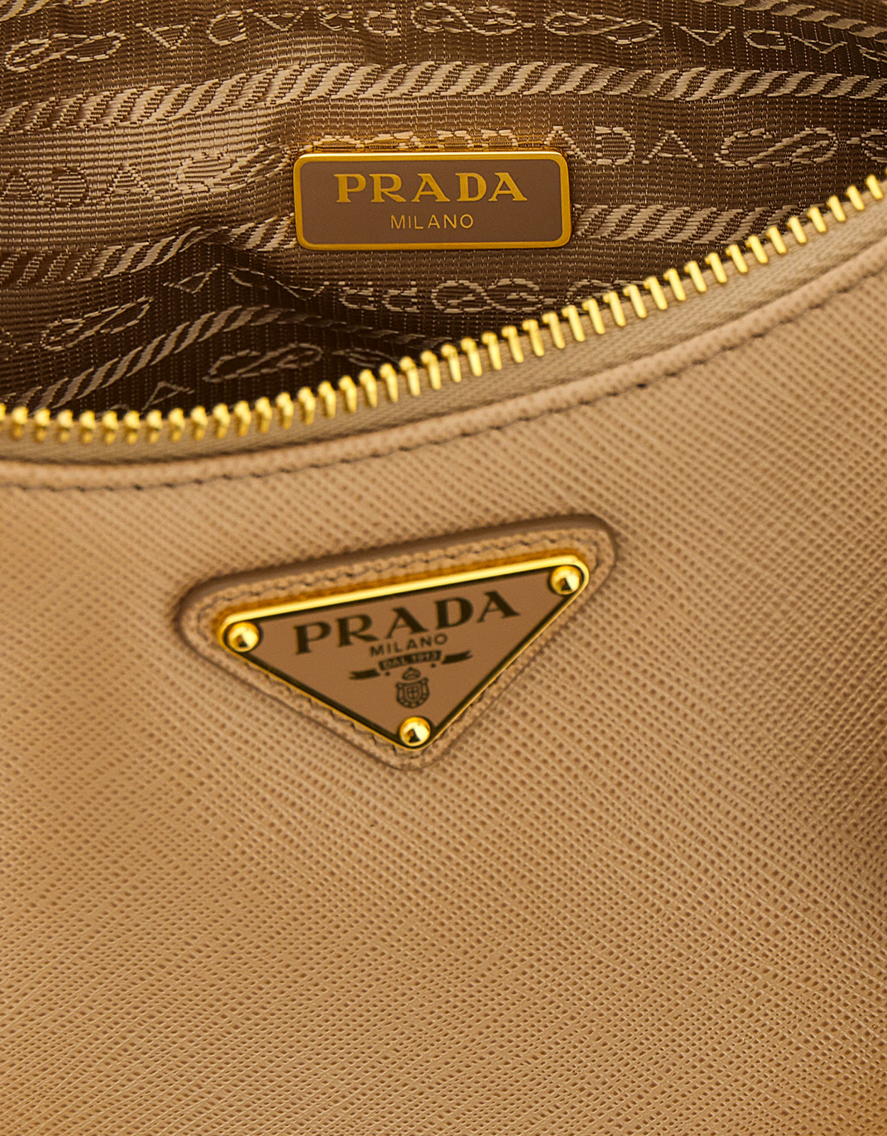 Prada Re-Edition 2005 サフィアーノ カーフレザー ショルダーバッグ