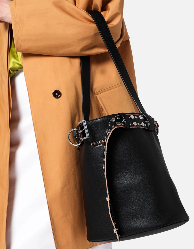 Prada バケット カーフレザー バケットバッグ スタッズベルト付き