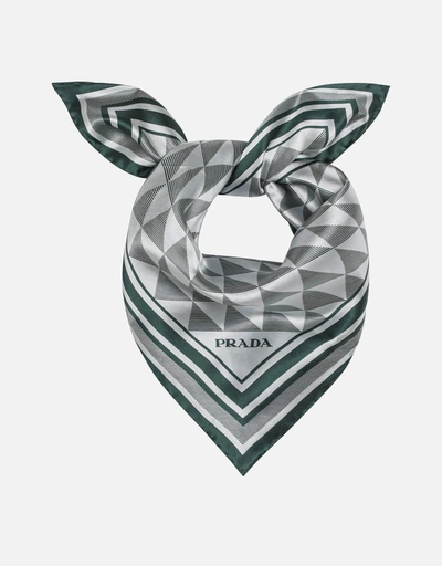 Prada スカーフ | アクセサリ 新作・セール | IFCHIC ジャパン公式サイト