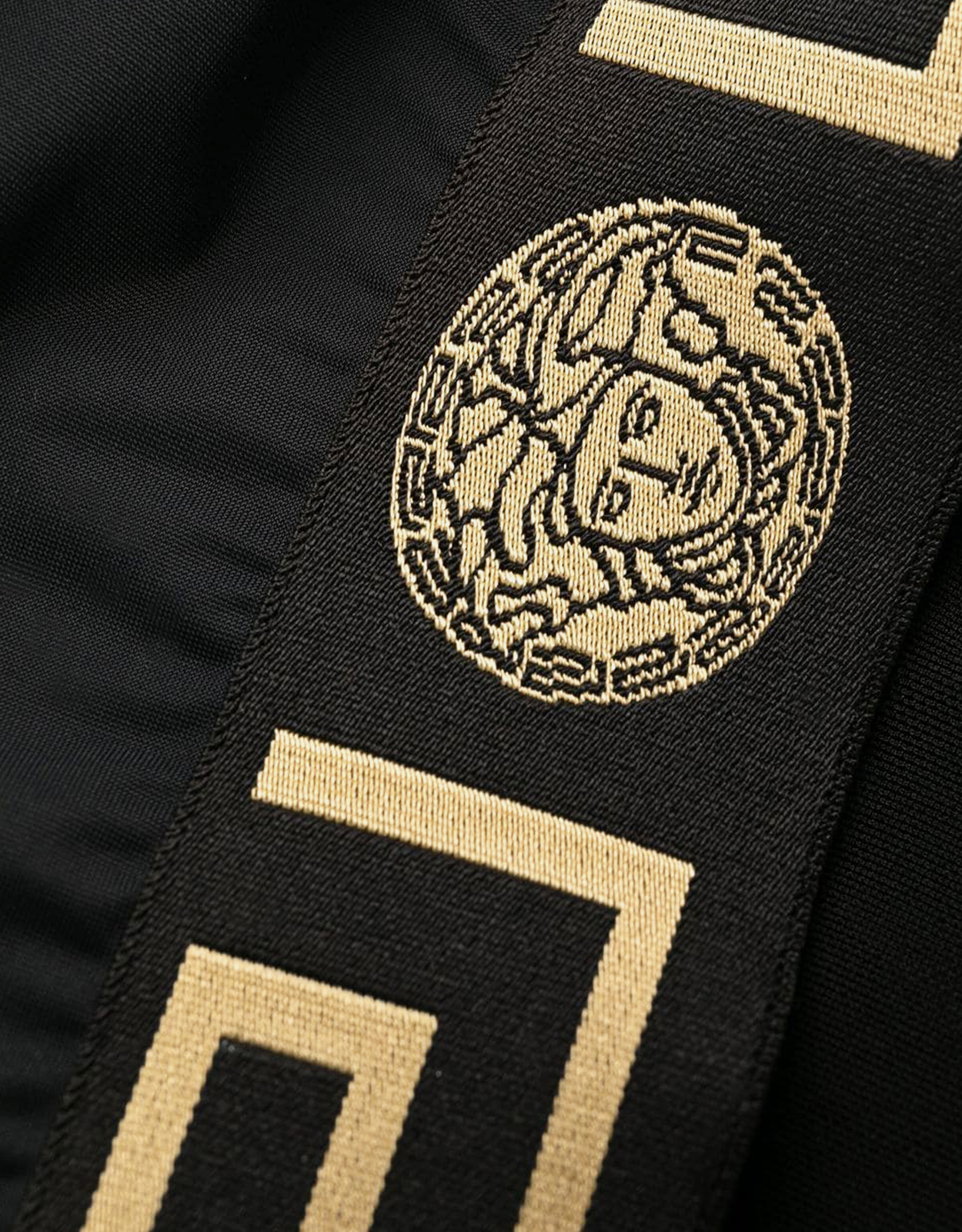 値下げ！【新品】versace スポーツブラ　Ｍサイズ Versace Greca ボーダースポーツブラ () IFCHIC.COM