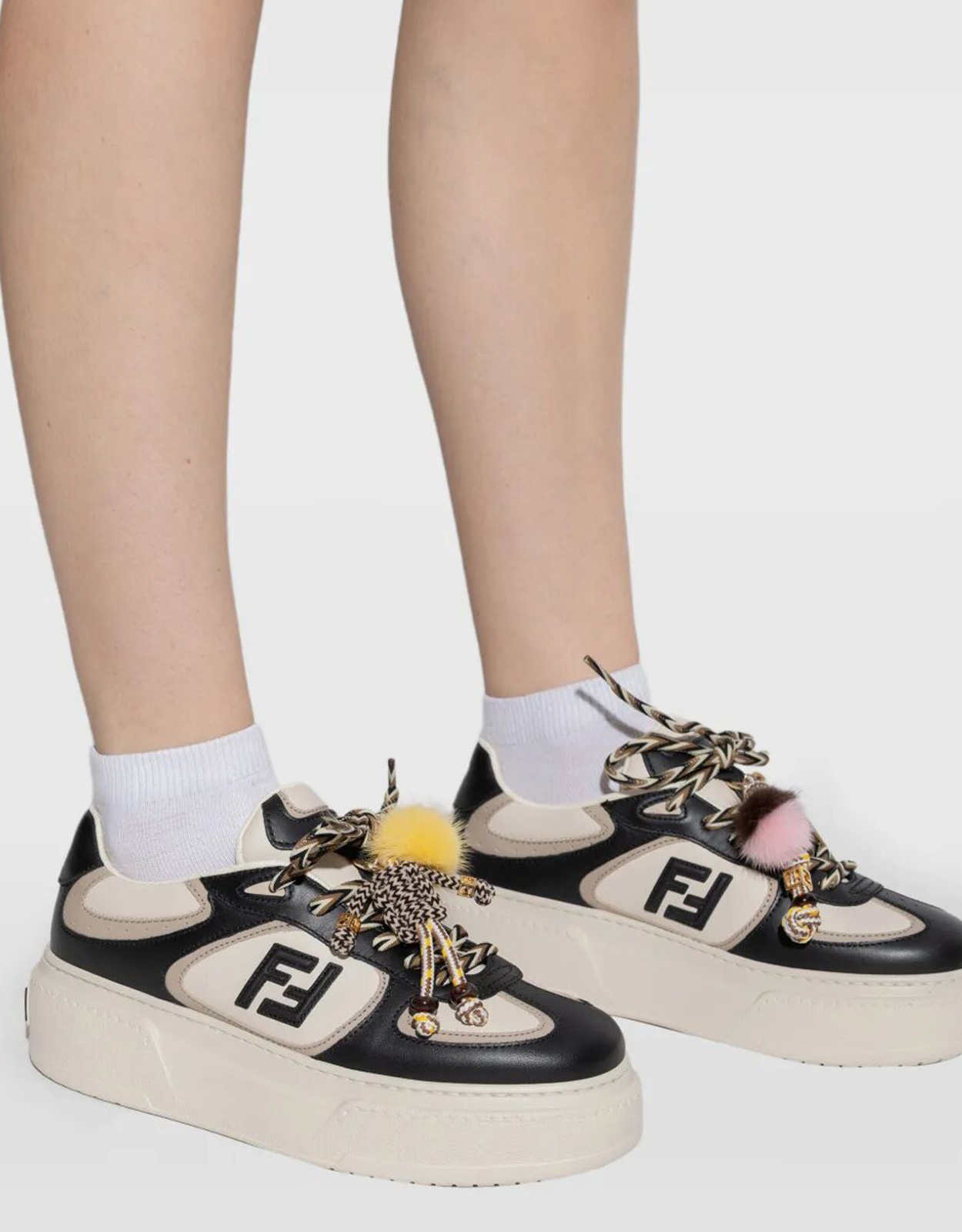 FENDI レディース ホワイトレザー ベルト付きスニーカー (着用回数３回) FENDI ホワイトレザースニーカー - メルカリ