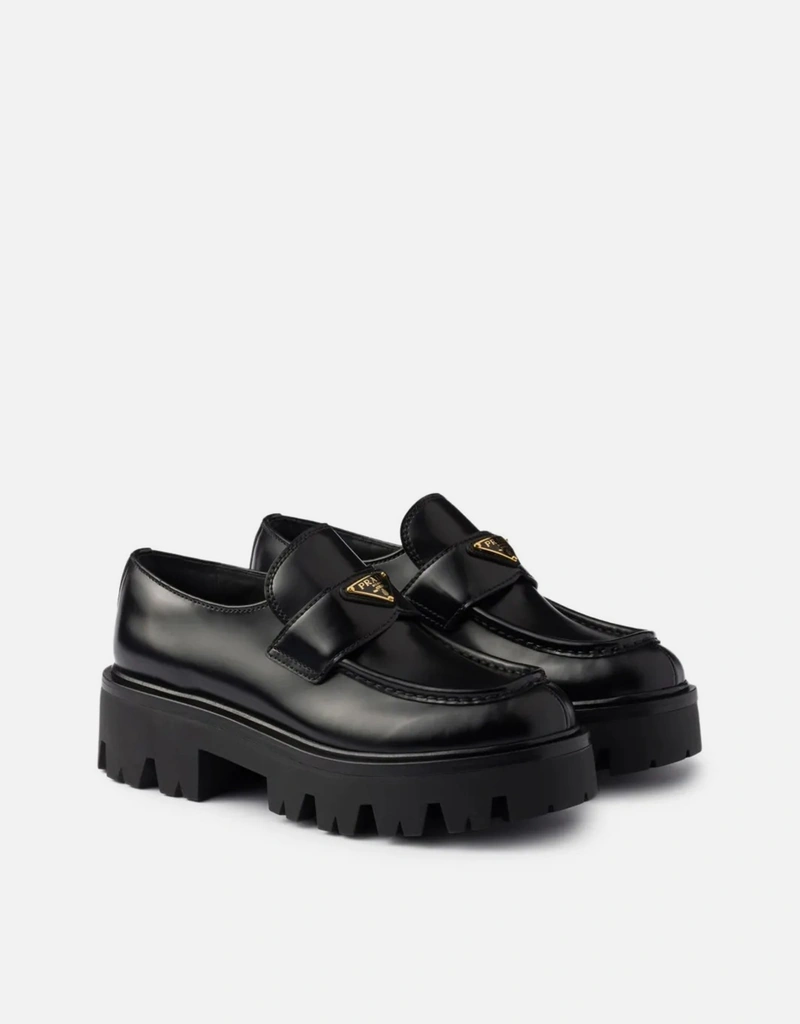 り*ご様 PRADA ブラックレザー ローファー プレート ロゴ り*ご様 PRADA ブラックレザー ローファー プレート ロゴ 【公式通販】