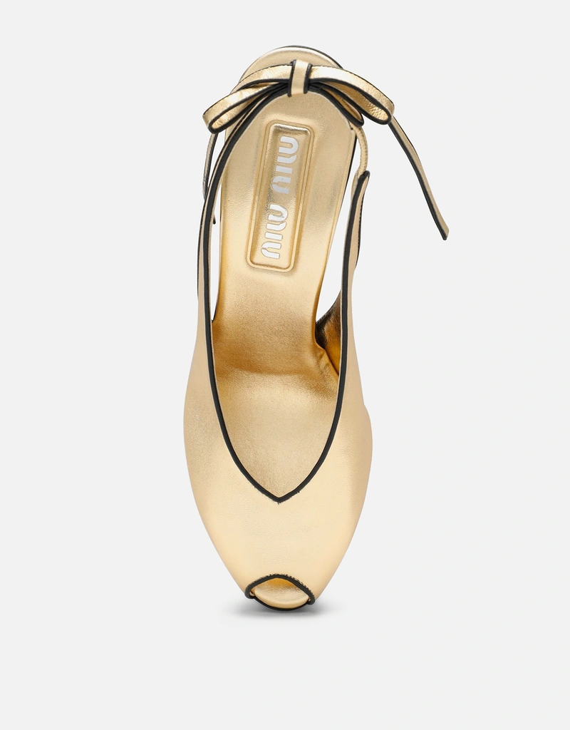 Miu Miu プラチナカラー ナッパレザー スリングバックパンプス (すべて