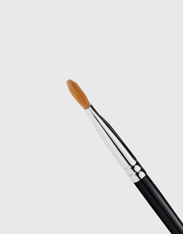 MAC Cosmetics 242 Shader Brush