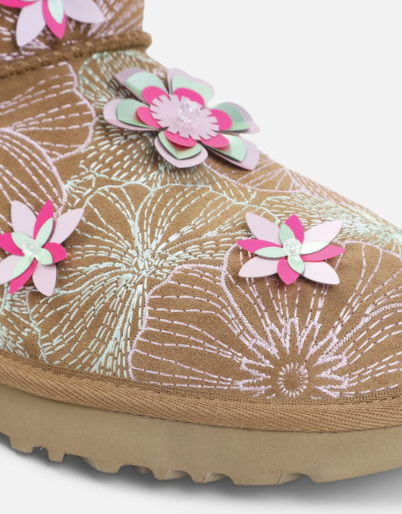 Ugg クラシックミニメドウ刺繍スエードブーツ (すべての新品,シューズ