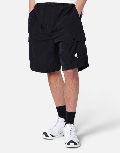 パンツ C.P. COMPANY CHORME-R CARGO SHORTS C.P. Company Men's Chrome-R Lens Technical Fabric Boxy Cargo