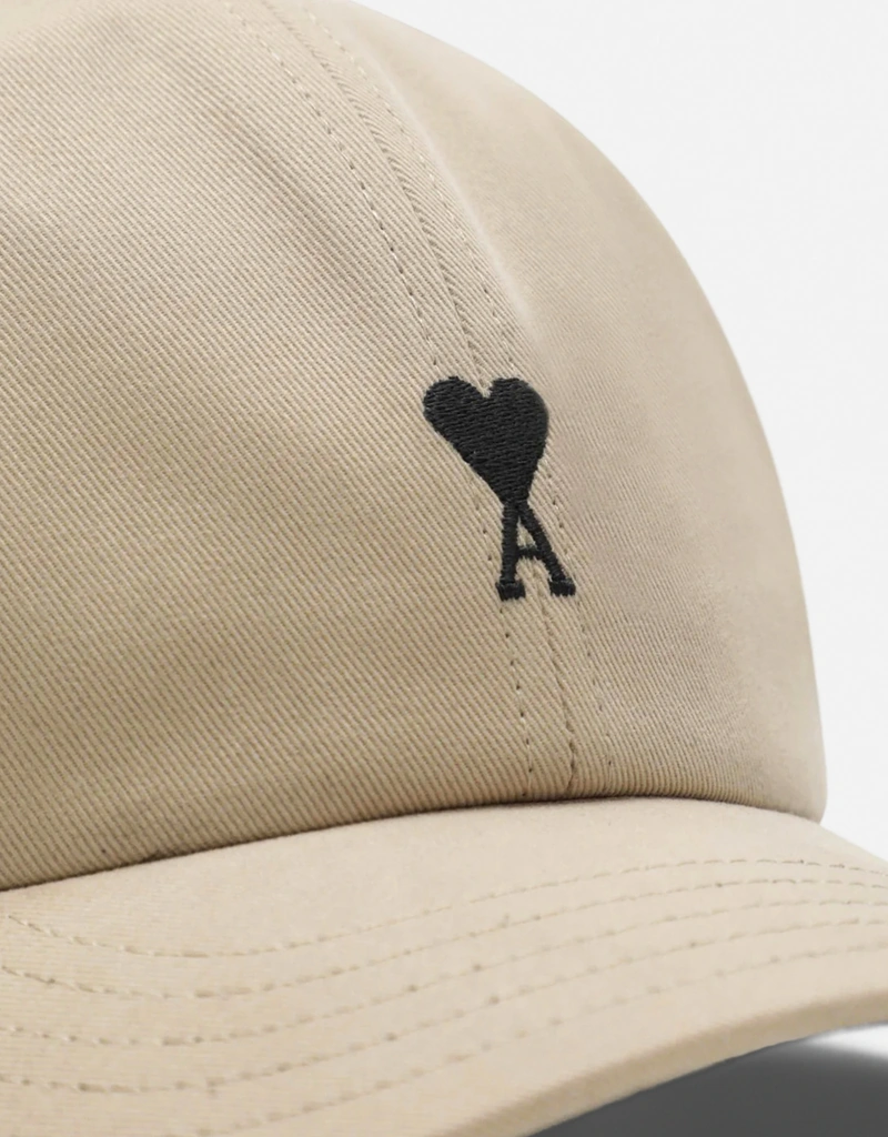 AMI Paris ベージュコットンベースボールキャップ (ぼうし) IFCHIC.COM