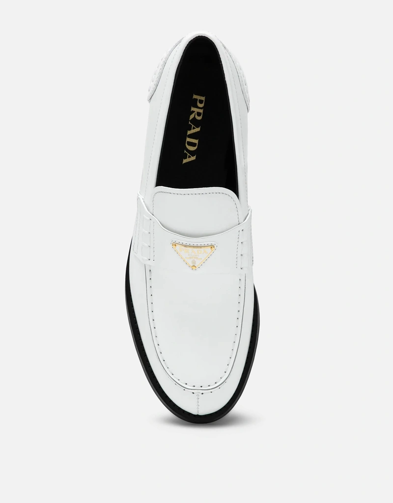 Prada ホワイトブラッシュドレザーローファー (すべての新品) IFCHIC.COM