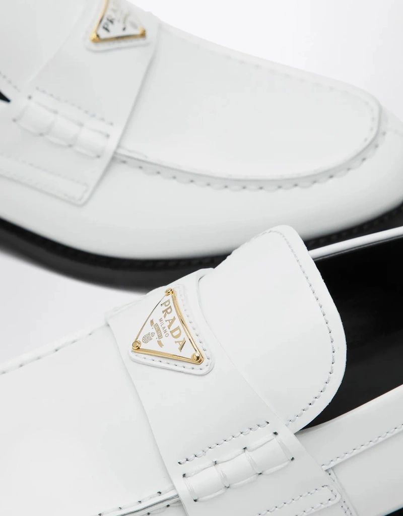Prada ホワイトブラッシュドレザーローファー (すべての新品) IFCHIC.COM