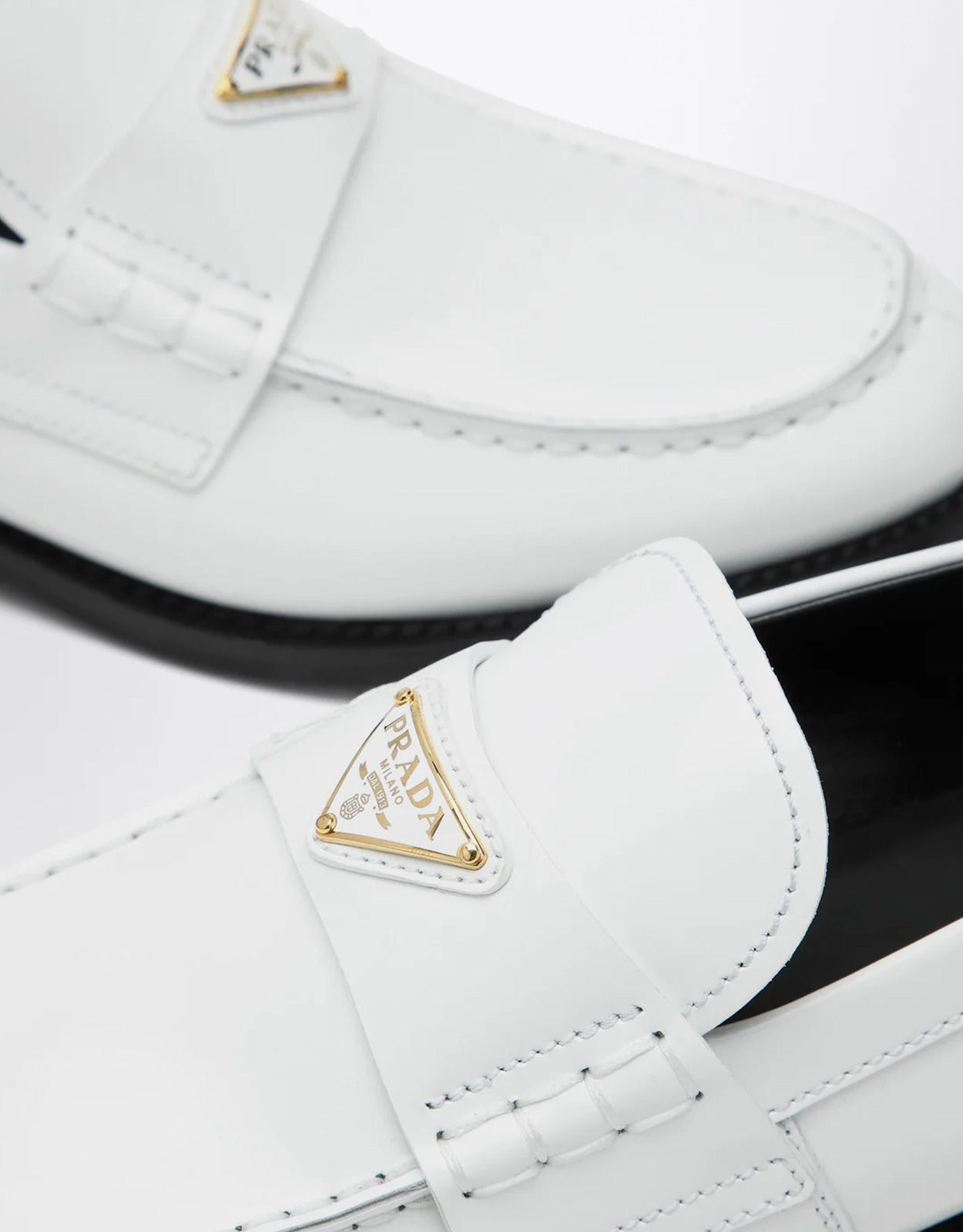 Prada ホワイトブラッシュドレザーローファー (すべての新品) IFCHIC.COM