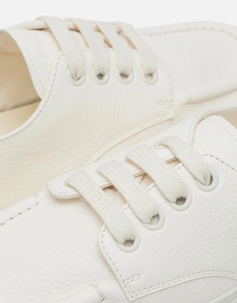 Prada メンズ アイボリー ハンマードレザー スニーカー () IFCHIC.COM