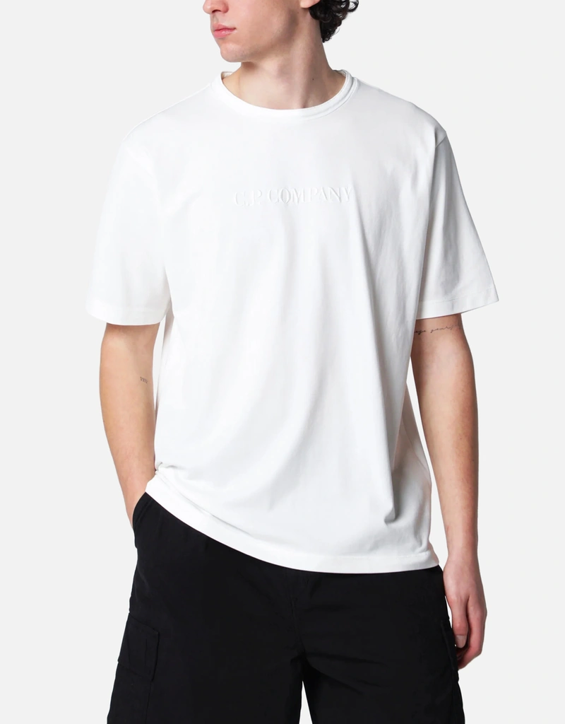 C.P. Company メンズホワイトTシャツ刺繍ロゴ付き (トップス) IFCHIC.COM