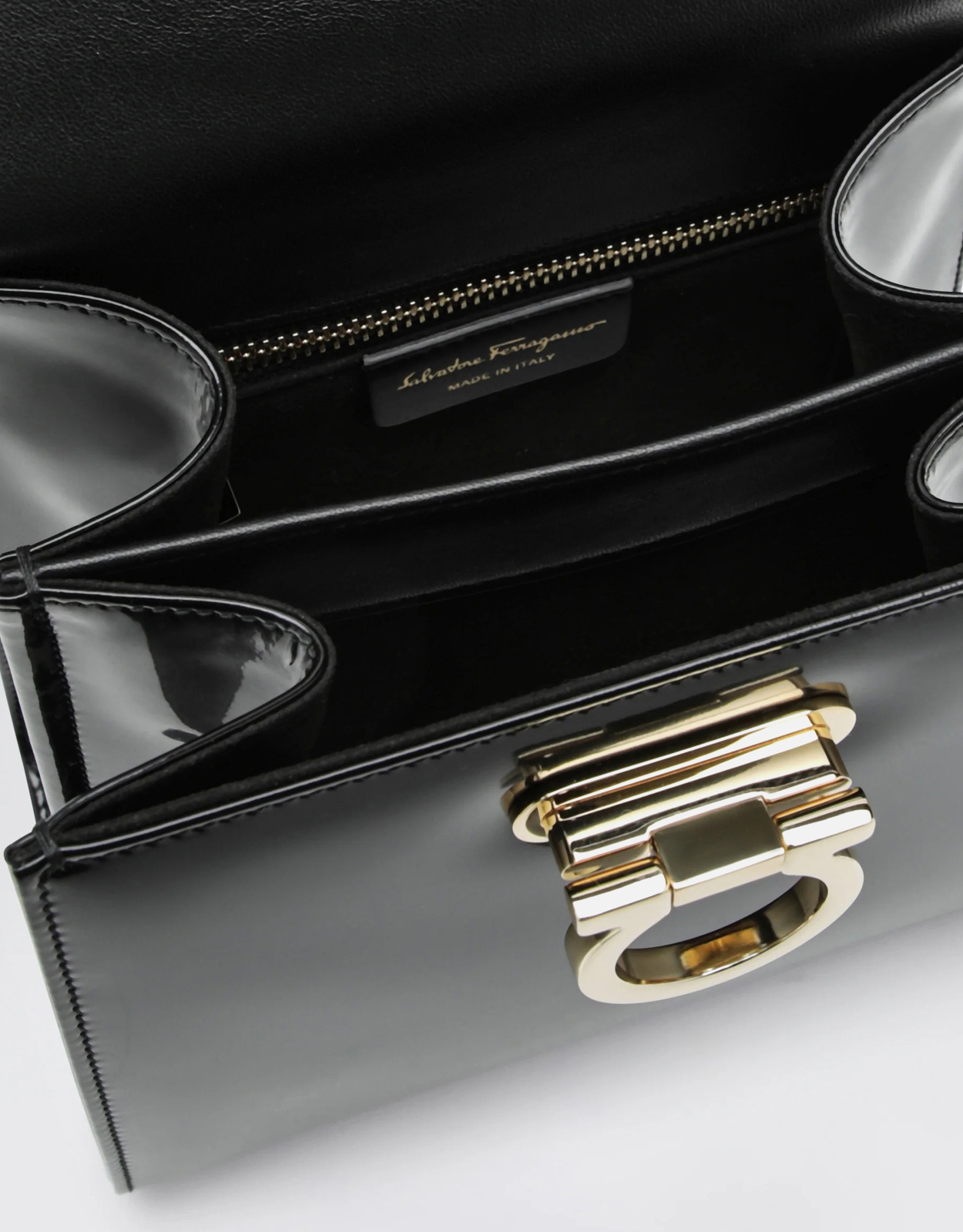 ✨美品✨Salvatore Ferragamo パーティバッグ　サークルハンドル ✨美品✨Salvatore Ferragamo パーティバッグ サークルハンドル 【公式