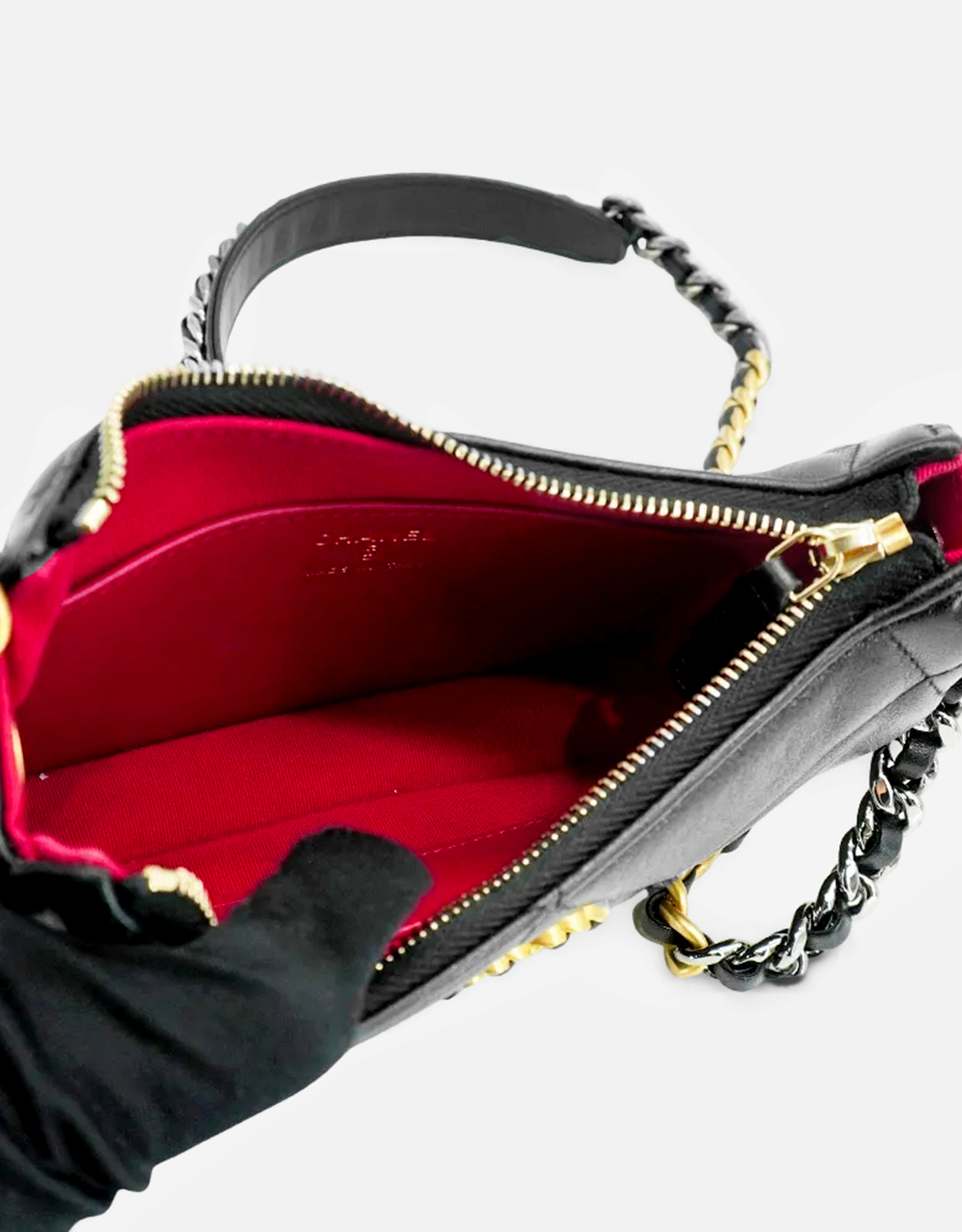 Chanel 19 キルティング ラムスキン 三連チェーン 斜め掛けムーン