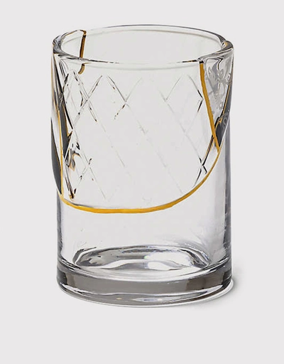 Kintsugi 玻璃和金色水杯